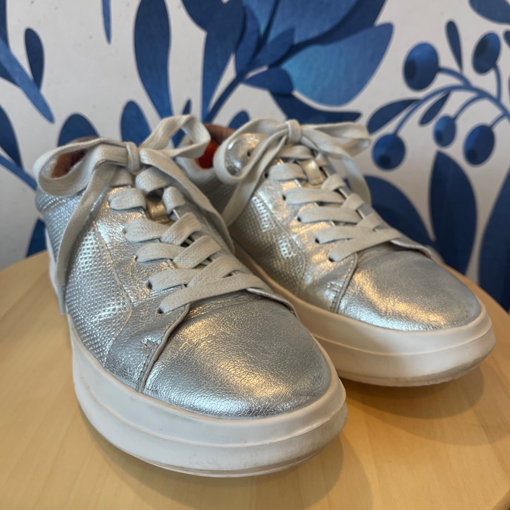 Gentle Souls by Kenneth Cole Women's womens Rosette Platform Sneaker, Size 10